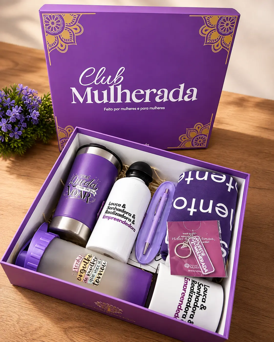 Kit de brindes personalizados para evento: caixa roxa com a identidade do evento, copo térmico, squeeze, garrafa, caneta, chaveiro, caneca e toalha personalizados