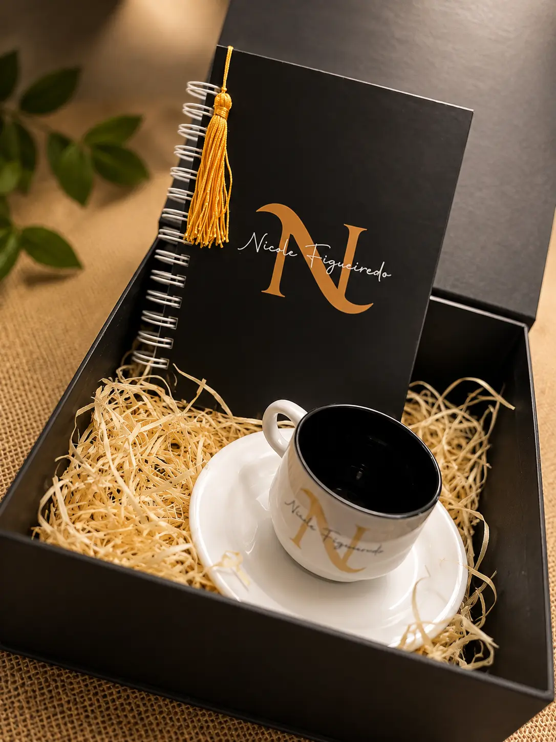 Caixa de boas-vindas com caderno e xícara personalizados com o nome da colaboradora