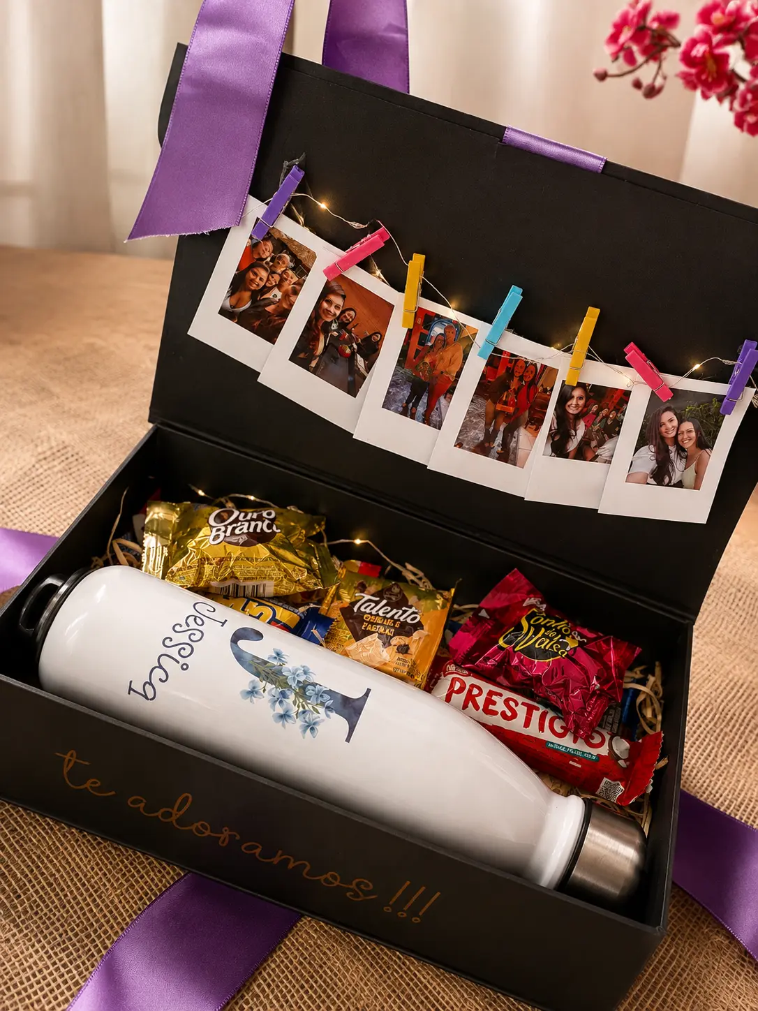 Caixa de aniversário personalizada com varal de fotos, garrafa com nome e doces