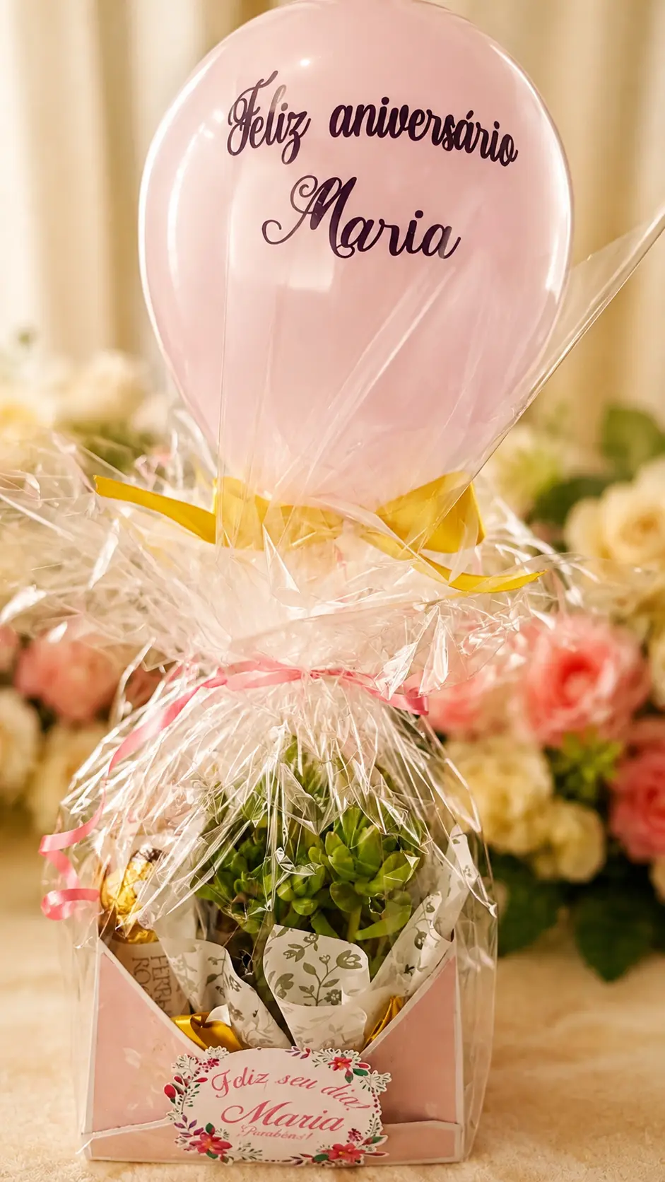 Caixa envelope de presente com balão personalizado, planta e chocolates