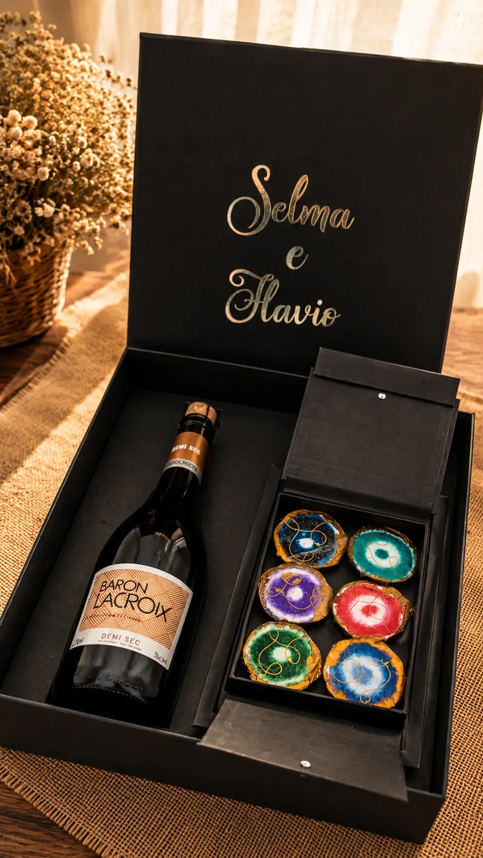 Caixa preta personalizada com nomes em dourado, espumante e ágatas de chocolate