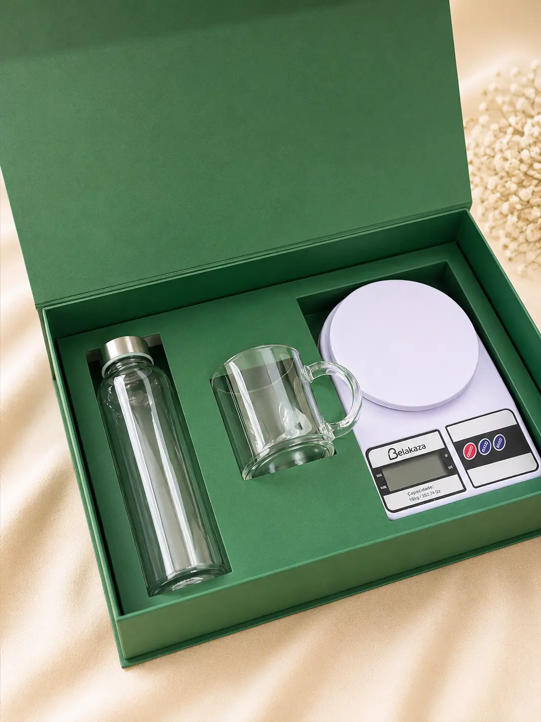 Caixa verde com berço interno, garrafa de vidro, caneca e balança
