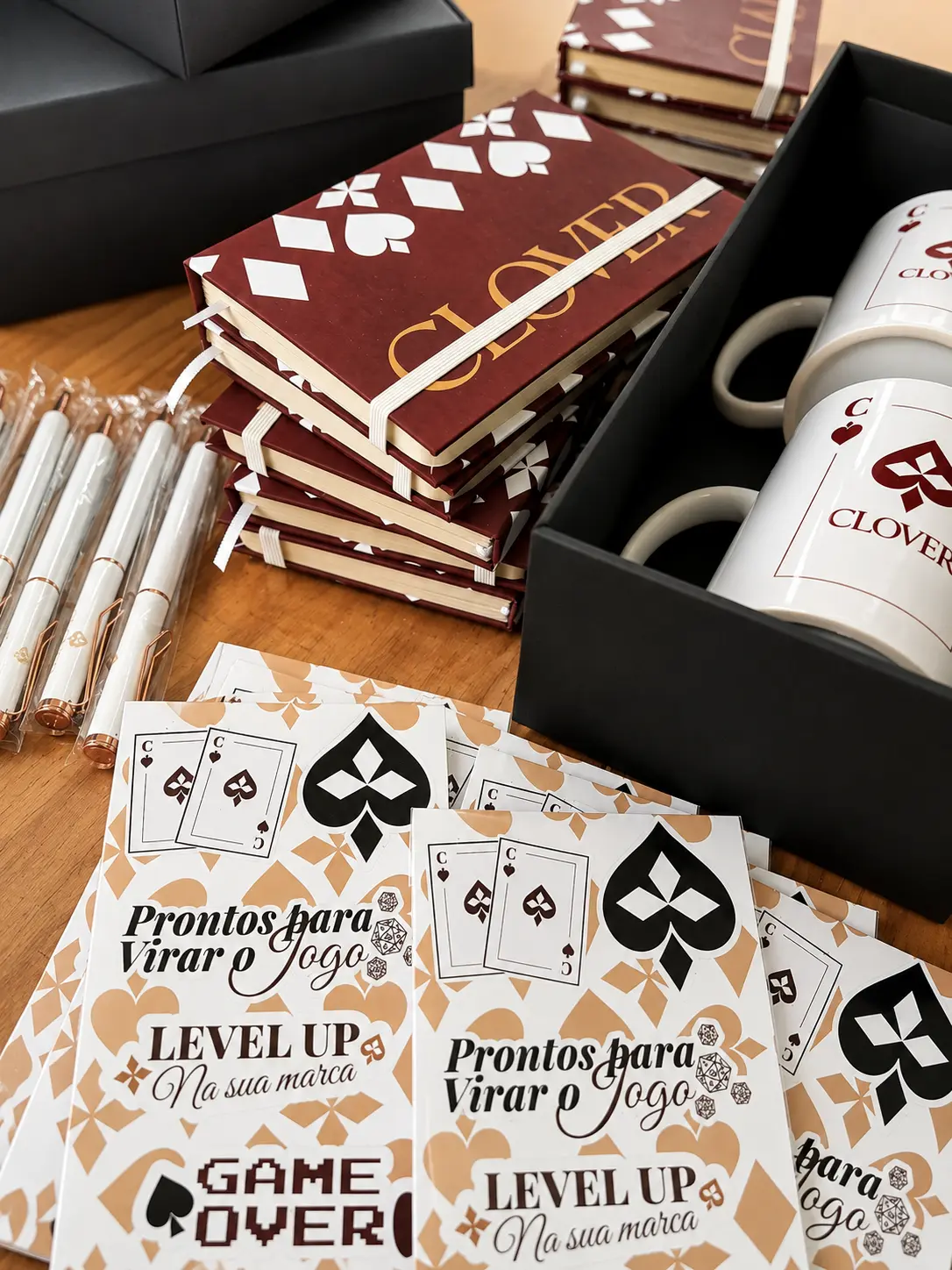 Kit de experiência com cadernos, canecas, canetas e cartões com a identidade da marca